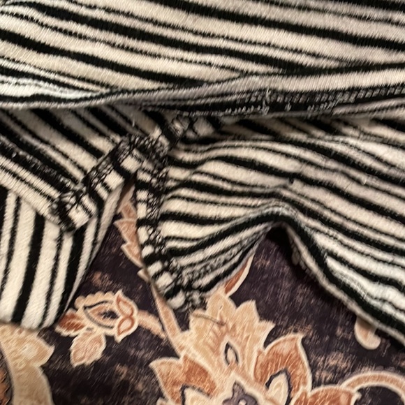 Black and white striped Sweaterlike top - Picture 11 of 11